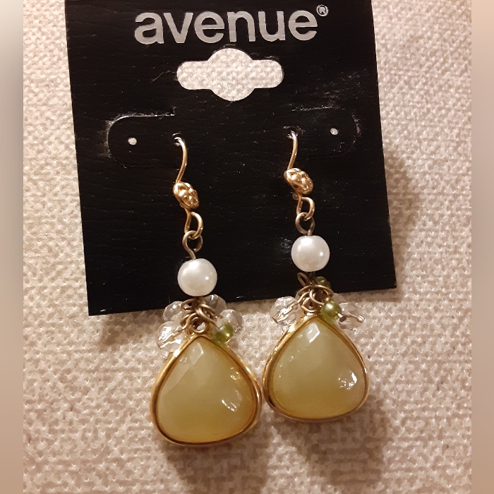 Avenue Dangle Earrings 9$